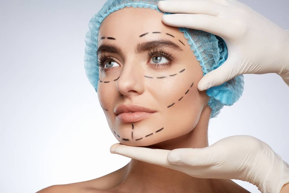 Difference between oculoplastic surgeon and plastic surgeon explained